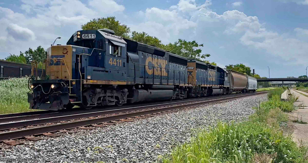 CSX 4411 leads L320.